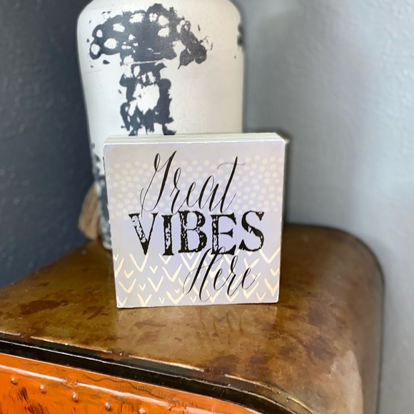 GREAT VIBES SMALL DECORATIVE BOX - LIKE NEW - Picture 1 of 8